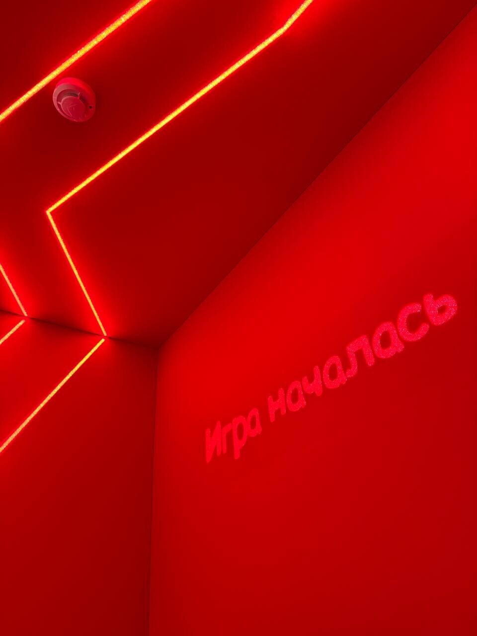 Скрытая LED-подсветка в тканевой стене — дизайнерская отделка кафе